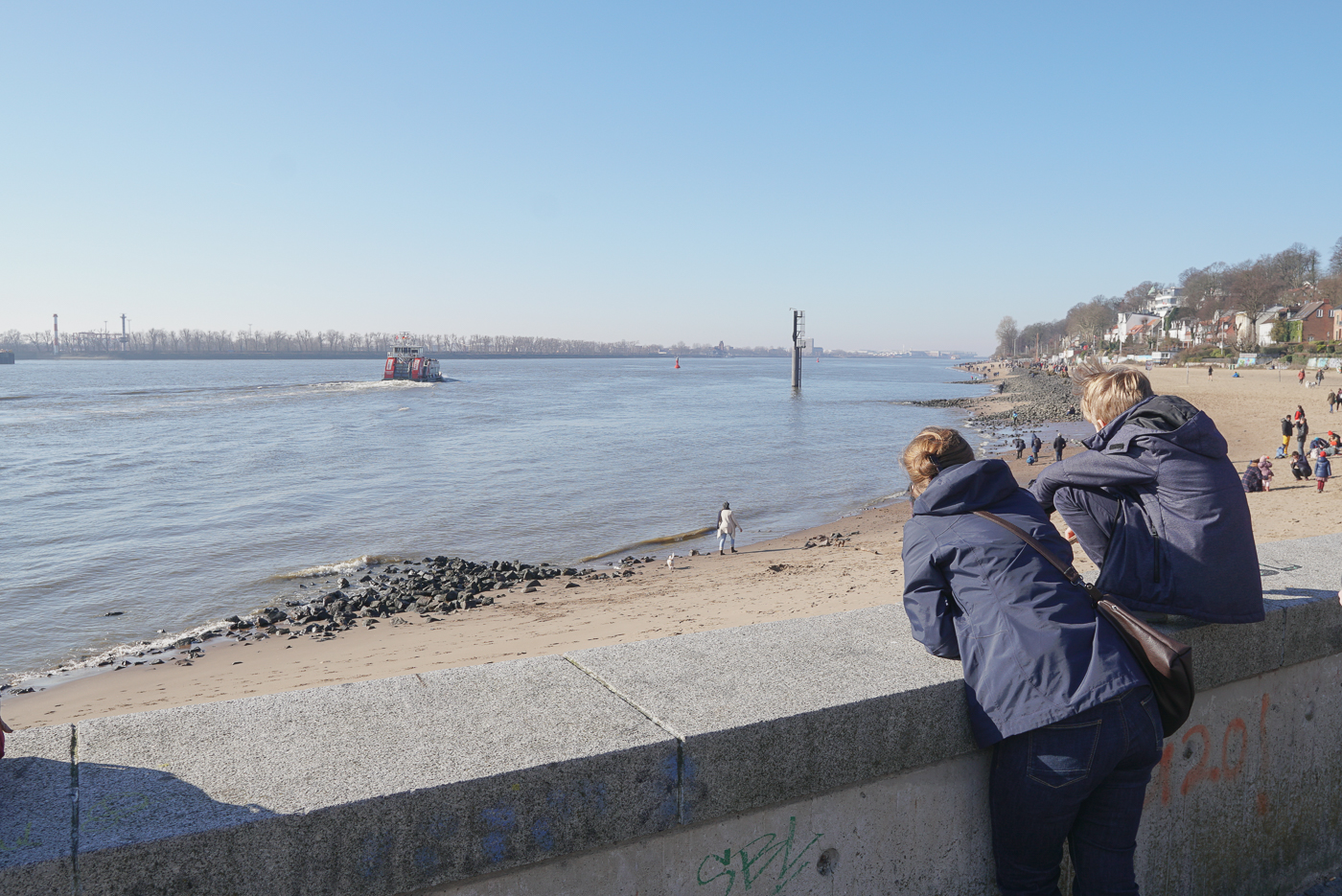 Hafenfähre vor dem Elbstrand auf den Weg nach Finkenwerder.