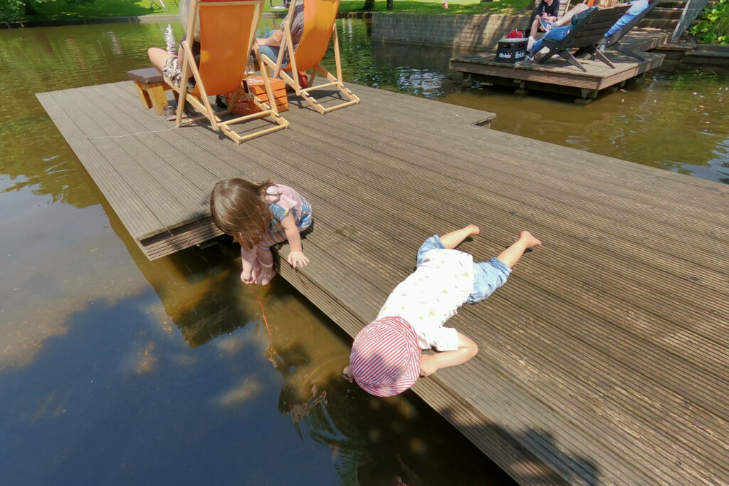 Im Park Café Planten un Blomen kann kalte Getränke genießen, die Füße ins Wasser hängen und spielen.