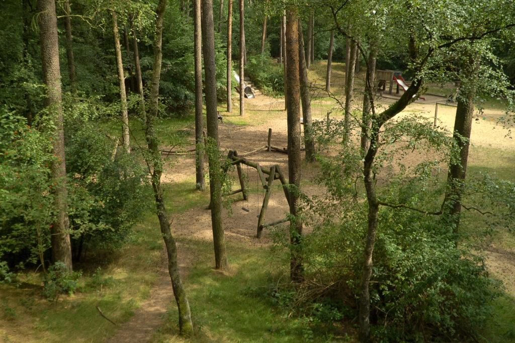 Im Klövensteen in Rissen gibt es allerhand zu entdecken. Unter anderem auf dem Waldspielplatz.